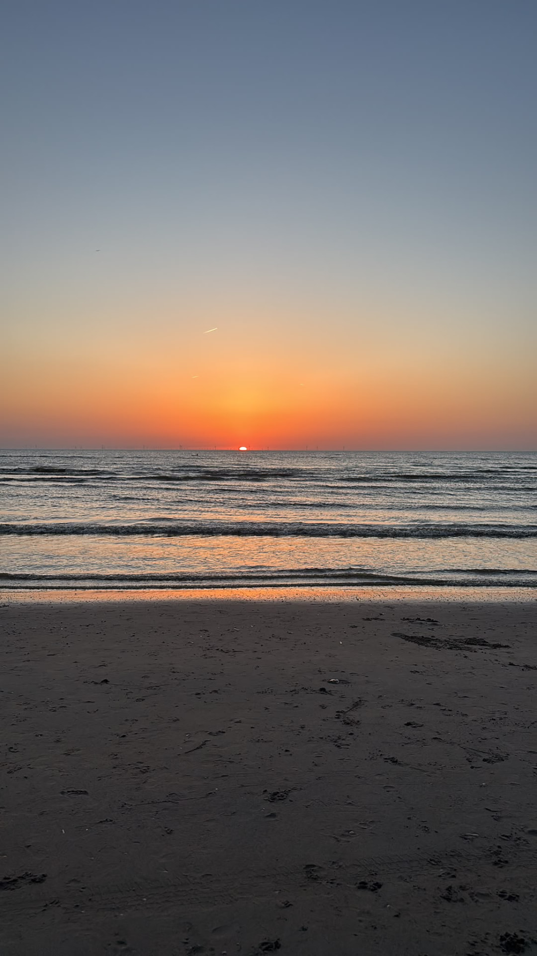 Zonsondergang boven de zee met rustige golven