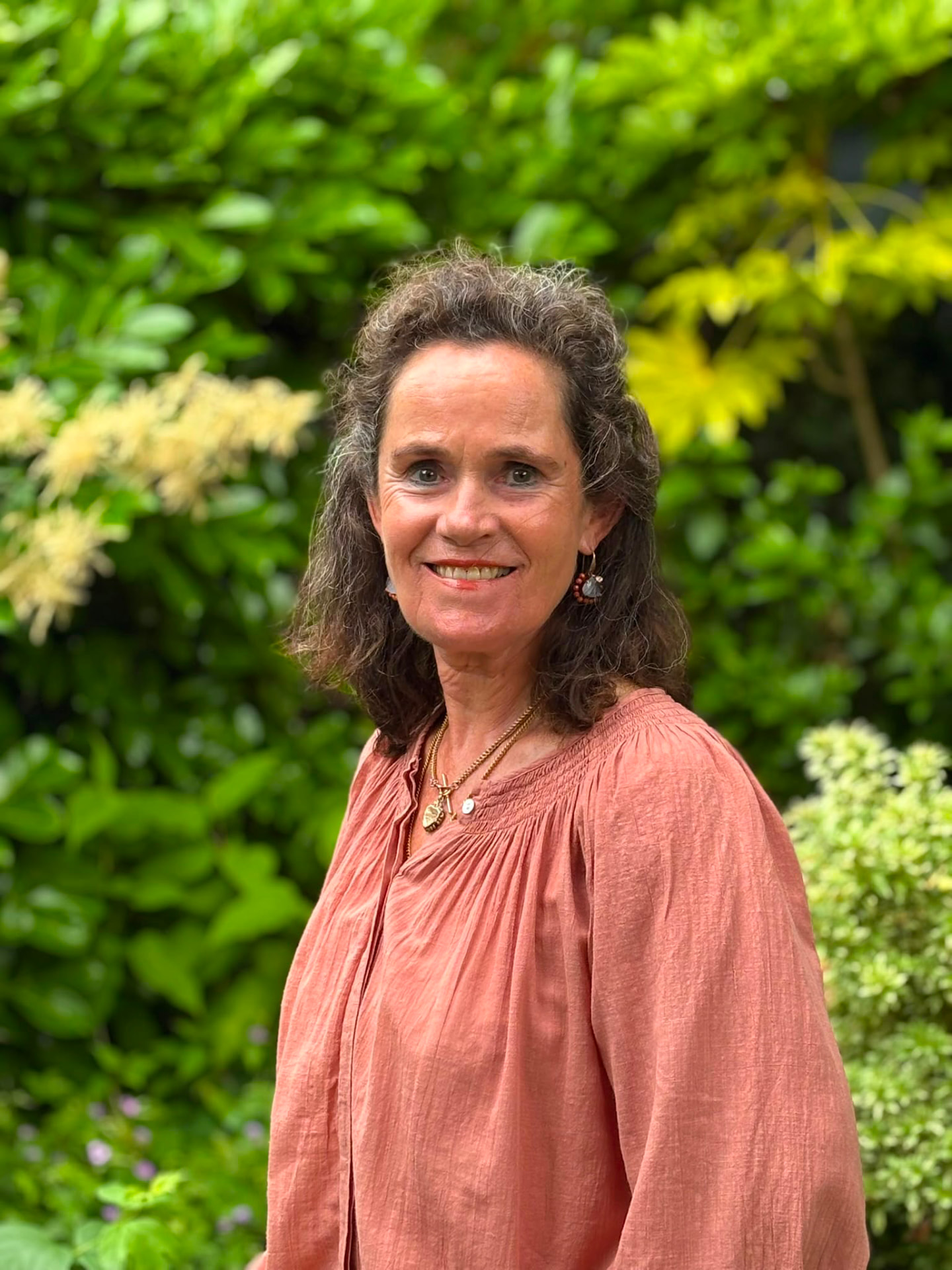 Maaike Klinkhamer, psycholoog en mindfulness-trainer, in de tuin